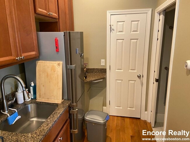 Building Photo - 144 Mount Auburn St