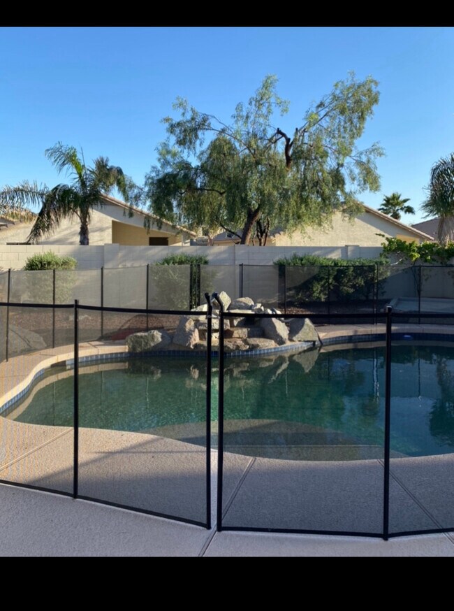 Foto del edificio - 4043 W Desert Hollow Dr