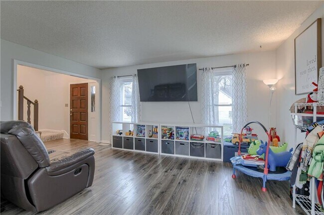 Foto del edificio - {8615} Remodeled w/ Updated Kitchen + New Flooring + Fenced backyard
