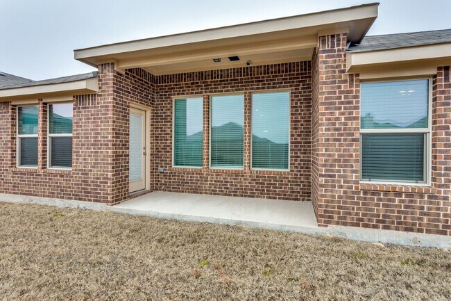 Building Photo - LIKE NEW HOME IN CROWLEY! READY TO VIEW!