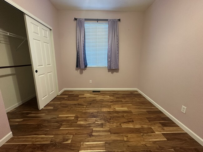 Foto del edificio - 8238 Hollygrape Ln