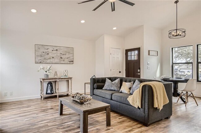Foto del edificio - 1402 Hollow Tree Blvd
