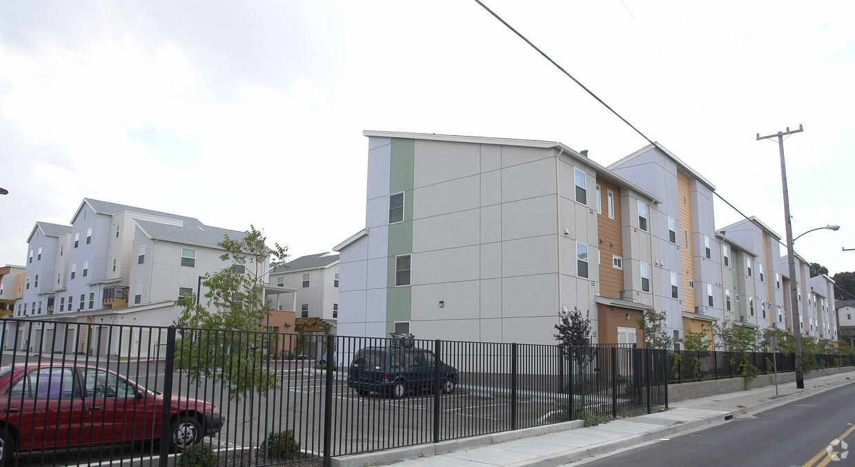 Building Photo - Giant Road Apartments