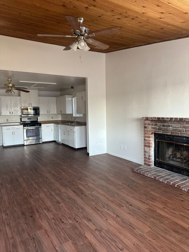 Foto del edificio - Cute home in a well established neighborhood with community pool!