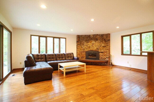 Foto del edificio - CLICK "REQUEST A TOUR" NOW!