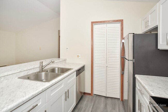 Foto del edificio - Remodeled Apartment in Desirable Lake in t...