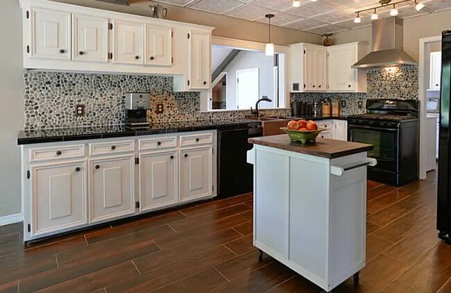 Foto del edificio - Rare Leasing Opportunity it in the Heart of Fort Smith/One Acre Lot w/City Views/Four Bed/3full+2...