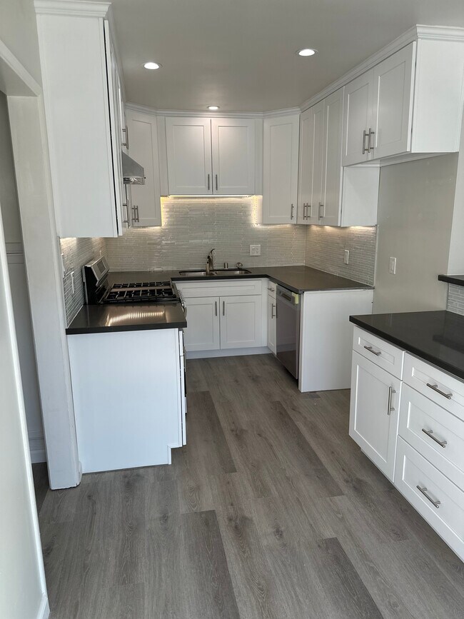 Building Photo - 11305 Biona Dr