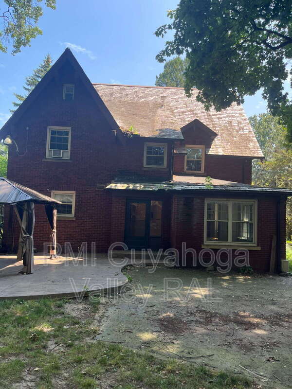 Foto del edificio - 358 Merriman Rd