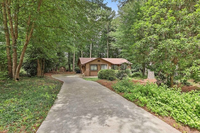 Foto del edificio - Charming 3 Bed / 2 Bath Furnished Ranch in One of Peachtree City's Most Scenic Settings