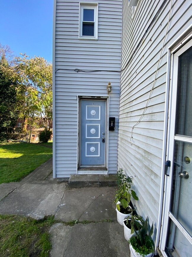 Building Photo - Available APRIL 2026 - Spacious 3 Bedroom Apartment in the Heart of Mt Oliver!