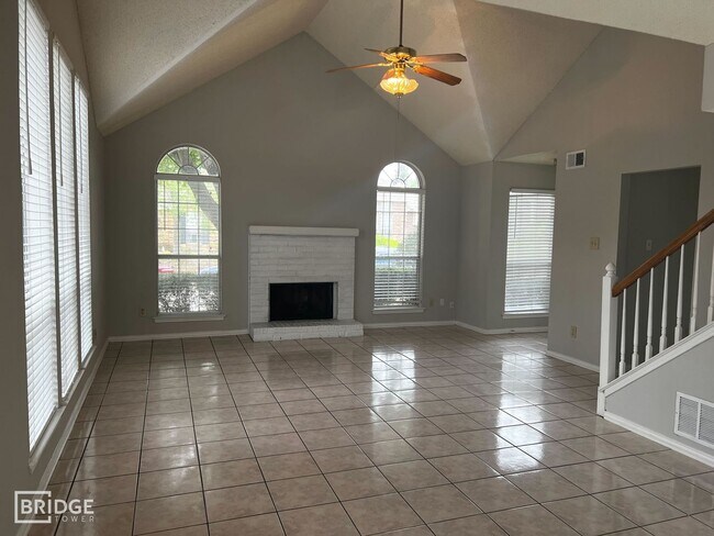 Building Photo - 1321 Overlook Dr