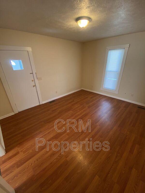 Building Photo - 722 S Bell St