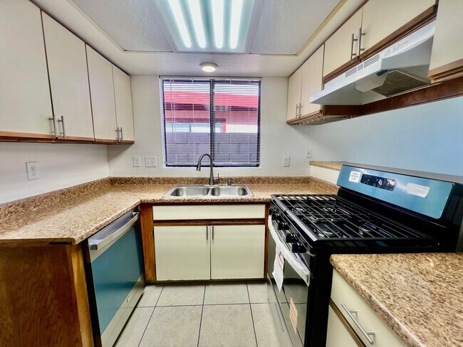 Building Photo - AVAILABLE NOW!!! 2 Bedroom / 2 Bath Apartment in Cathedral City!