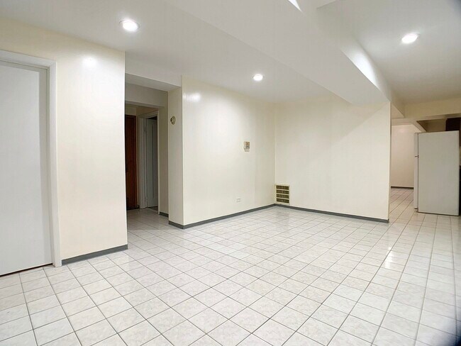 Building Photo - 1345 W Rosedale Ave