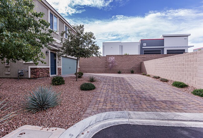 Building Photo - Beautiful 4 Bedroom