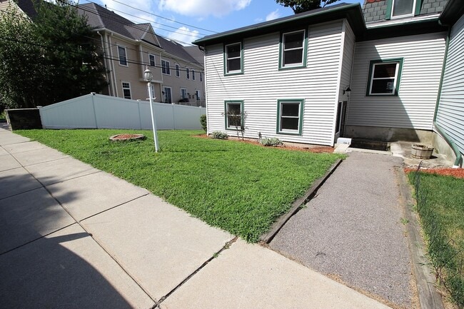 Building Photo - 154 Bigelow St