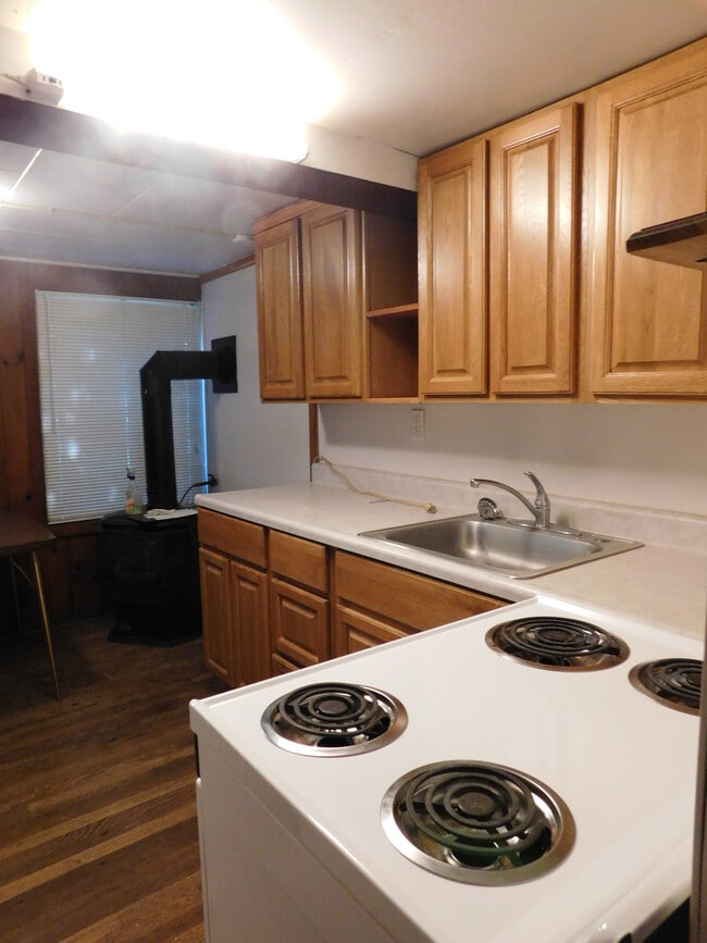 Building Photo - 335 NE Kamiaken St
