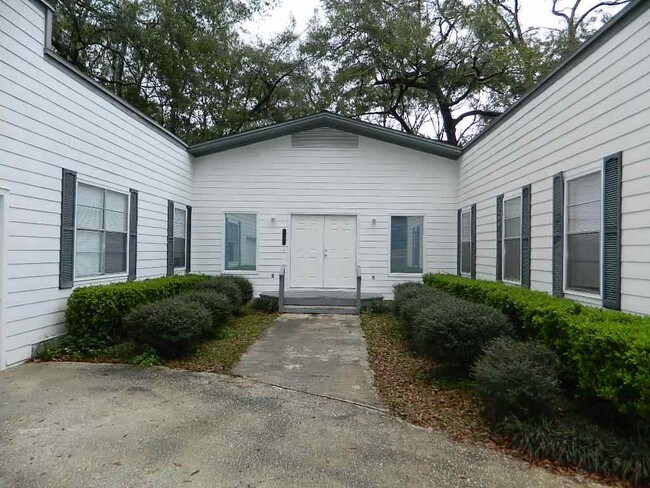 Building Photo - 3105 Dowling Dr