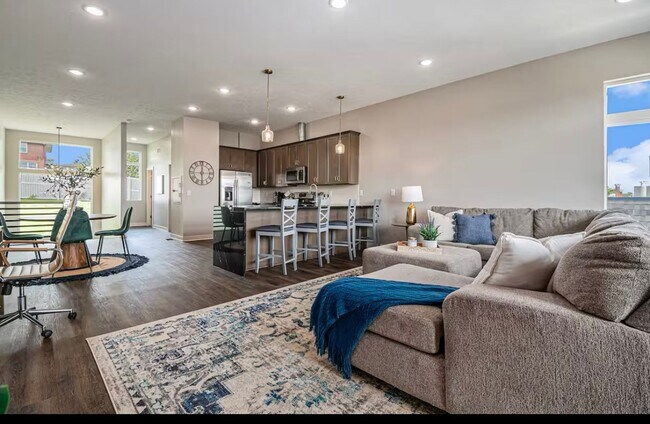 Foto del edificio - Fully Furnished 2 Master Suites | Luxe Townhome Near UNMC