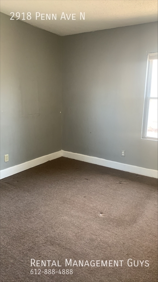 Building Photo - Large 3 Bedroom! Available Immediately!