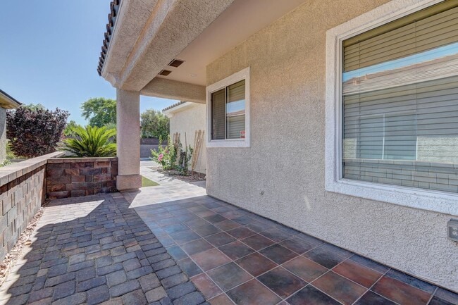 Building Photo - 180 Degree elevated views from a quiet str...
