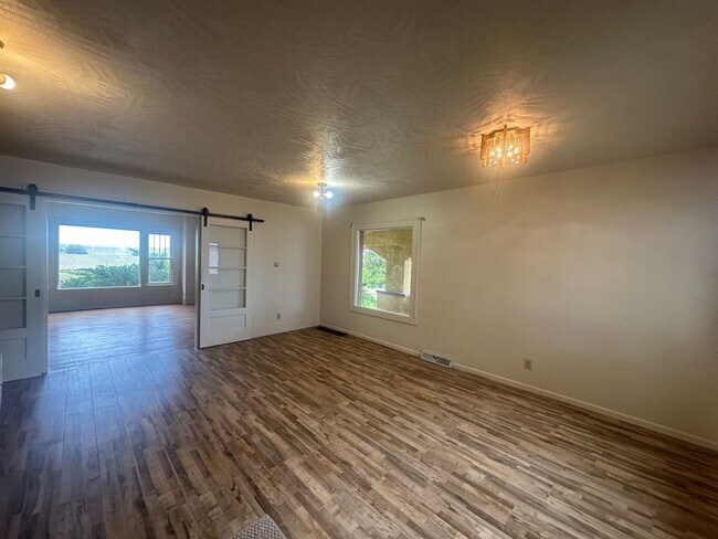 Building Photo - Large Country Home! Pet Friendly!