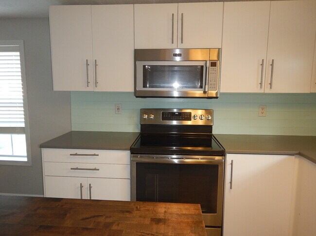 Building Photo - 1328 Bridle Dr