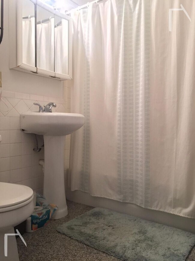 Foto del edificio - Brighton near Cleveland circle  4 bed 2 bath under 1000 per person Heat/Hw Included 9/1 Students ok