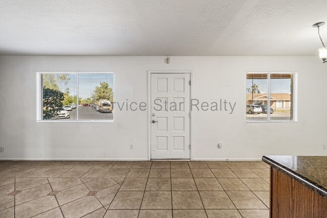 Building Photo - 1158 W Hillview St
