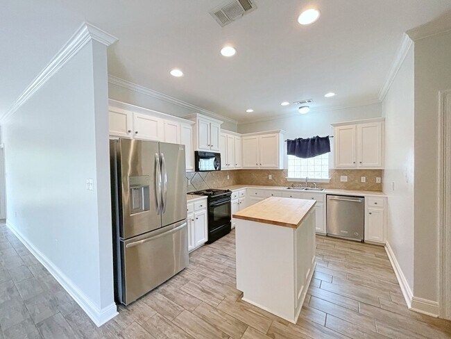Building Photo - 3 Bedroom House with Community Pool