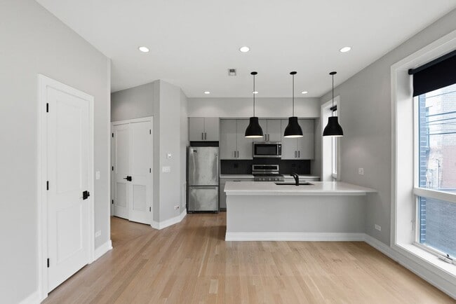 Foto del edificio - 1050 W Cornelia Ave