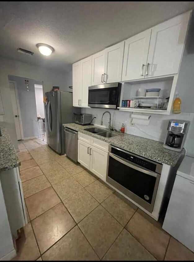 Foto del edificio - 7824 Windward Passage St