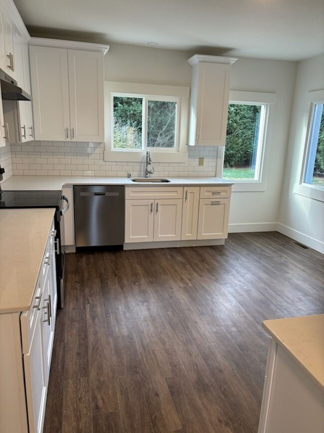 Building Photo - Fully remodeled 4 bedroom 1 bath home!