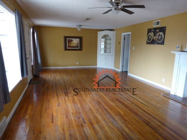 Building Photo - Charming 3 bedroom home.