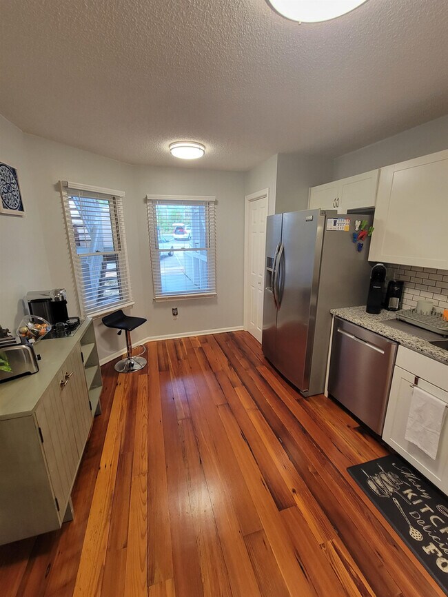 Building Photo - Furnished Condo