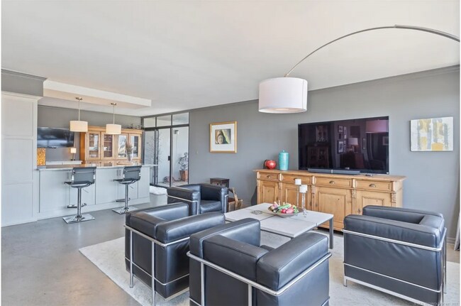 Building Photo - Downtown Tulsa High-Rise Living with Incredible Views and Utilities Included!