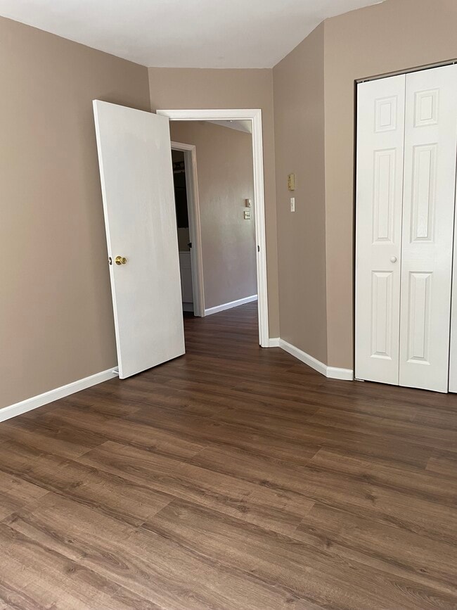 Building Photo - 105 Pickwick Pl