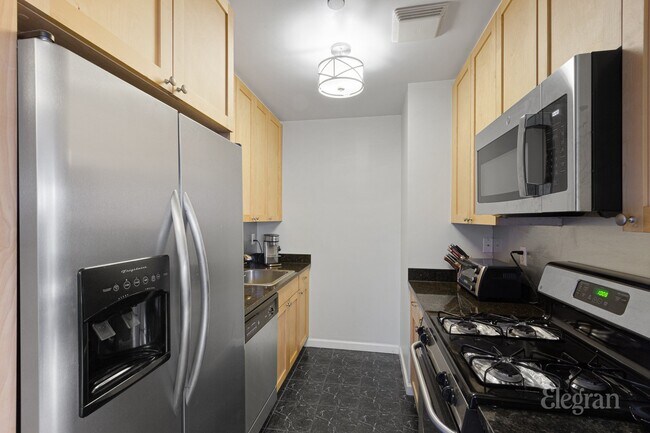 Building Photo - 811 5th Ave