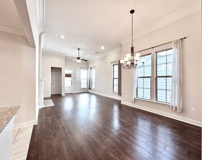 Foto del edificio - 3 Bedroom House off Nicholson with Community Pool