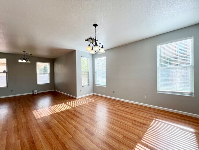 Foto del edificio - CHARMING 3BD/2.5BA GATED HOME IN WEST LAS ...