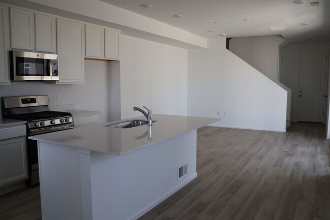 Building Photo - Charming 3BR Townhome in Erie
