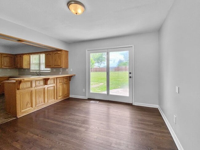 Building Photo - 1003 Sunset Strip