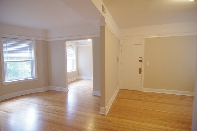 Building Photo - 1520 W Sunnyside Ave