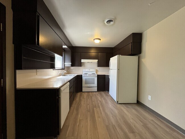 Building Photo - LOM2437
