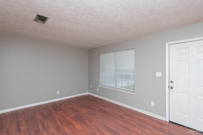 Foto del edificio - 525 Quigley Rd