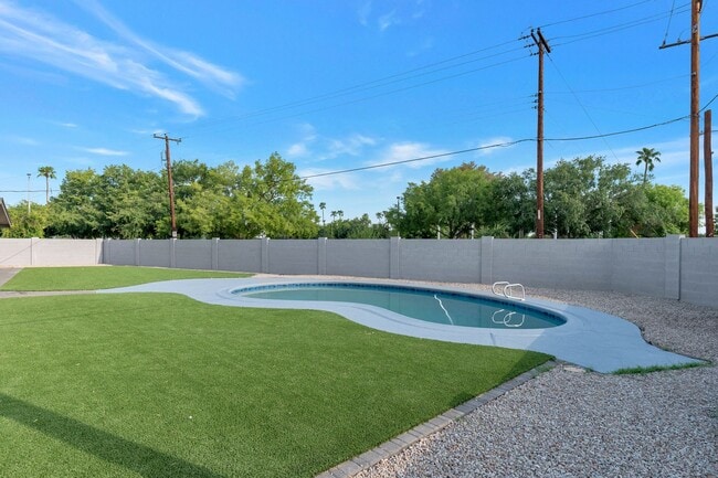 Building Photo - Huge house remodeled and close to ASU.  Pool and Turf in the yard