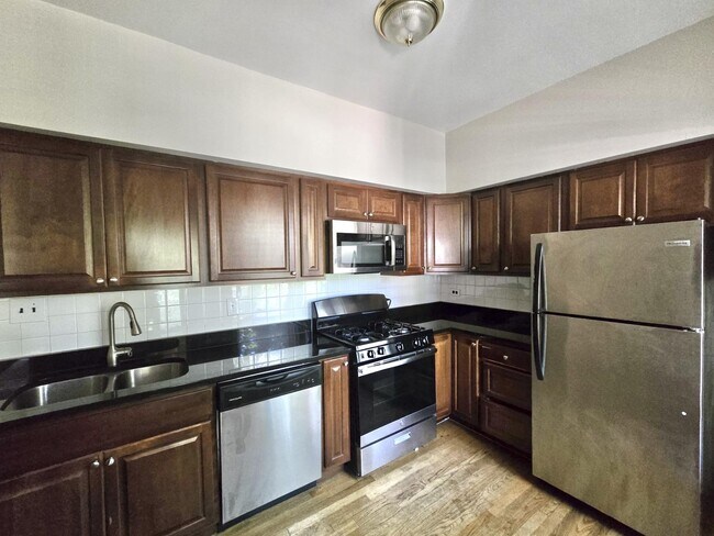Building Photo - 552 Elmwood Ave