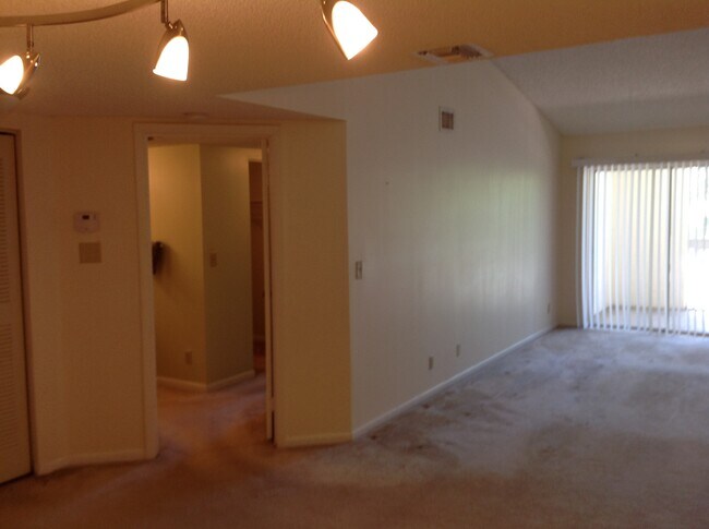 Building Photo - 9855 Westview Dr
