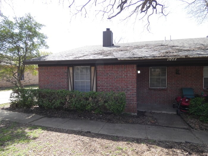 Primary Photo - Recently remodeled 2/2/2cp DUPLEX